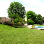 AUTRE VUE DE LA PISCINE ET DE SON TERRAIN